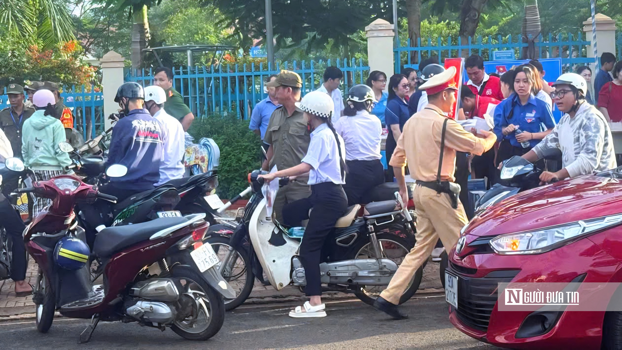 5km nghẹt thở đưa th&iacute; sinh kịp giờ thi tốt nghiệp của CSGT- Ảnh 3.