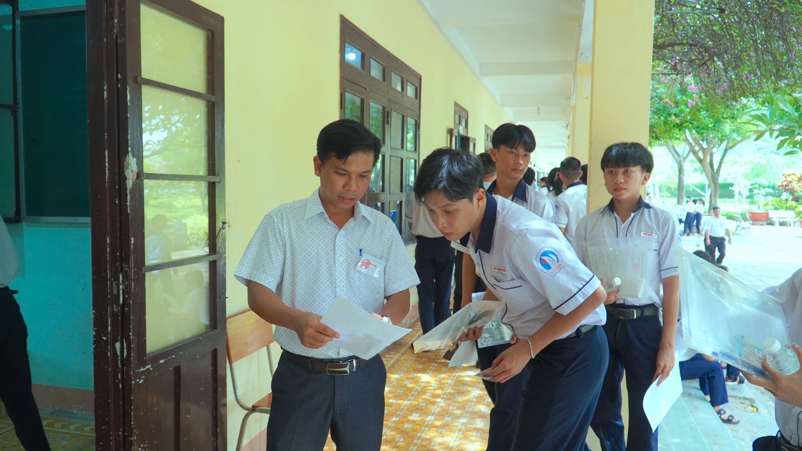 Điểm thi nơi đảo xa, 300 sĩ tử Đặc khu Phú Quý tự tin bước vào kỳ thi quan trọng - Ảnh 9.