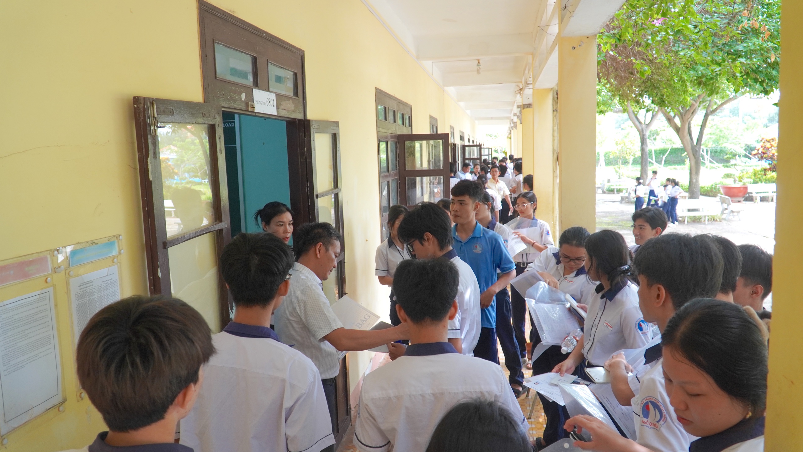 Điểm thi nơi đảo xa, 300 sĩ tử Đặc khu Phú Quý tự tin bước vào kỳ thi quan trọng - Ảnh 10.