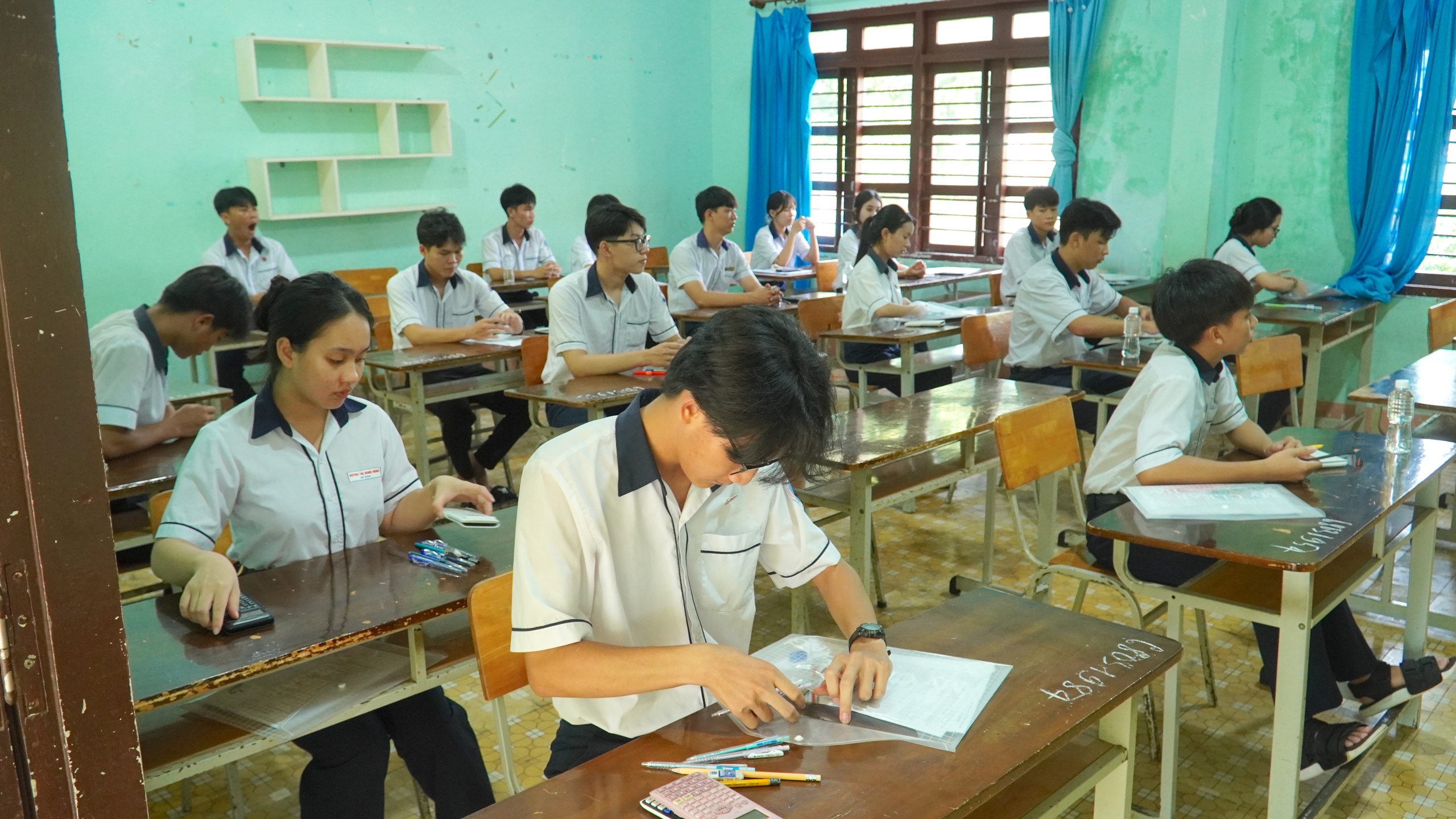 Điểm thi nơi đảo xa, 300 sĩ tử Đặc khu Phú Quý tự tin bước vào kỳ thi quan trọng - Ảnh 11.