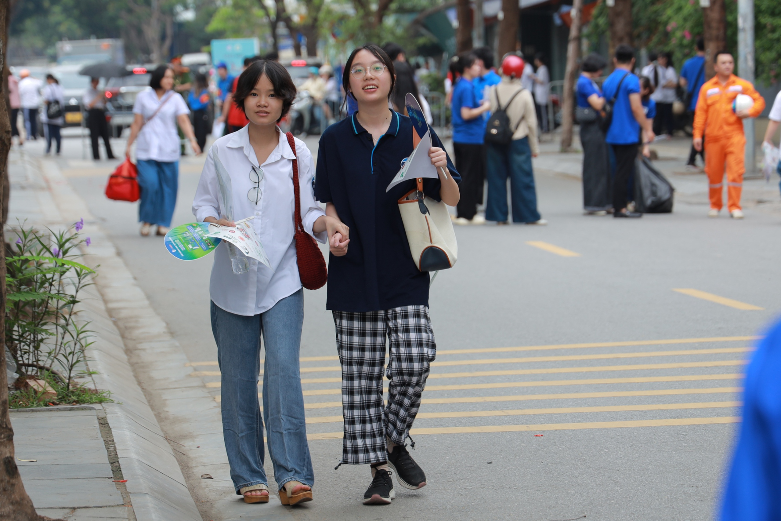 Đề Văn tốt nghiệp THPT g&acirc;y bất ngờ: Người than &ldquo;đuối sức&rdquo; v&igrave; đọc hiểu, người kỳ vọng chạm mốc 9 điểm - Ảnh 2.