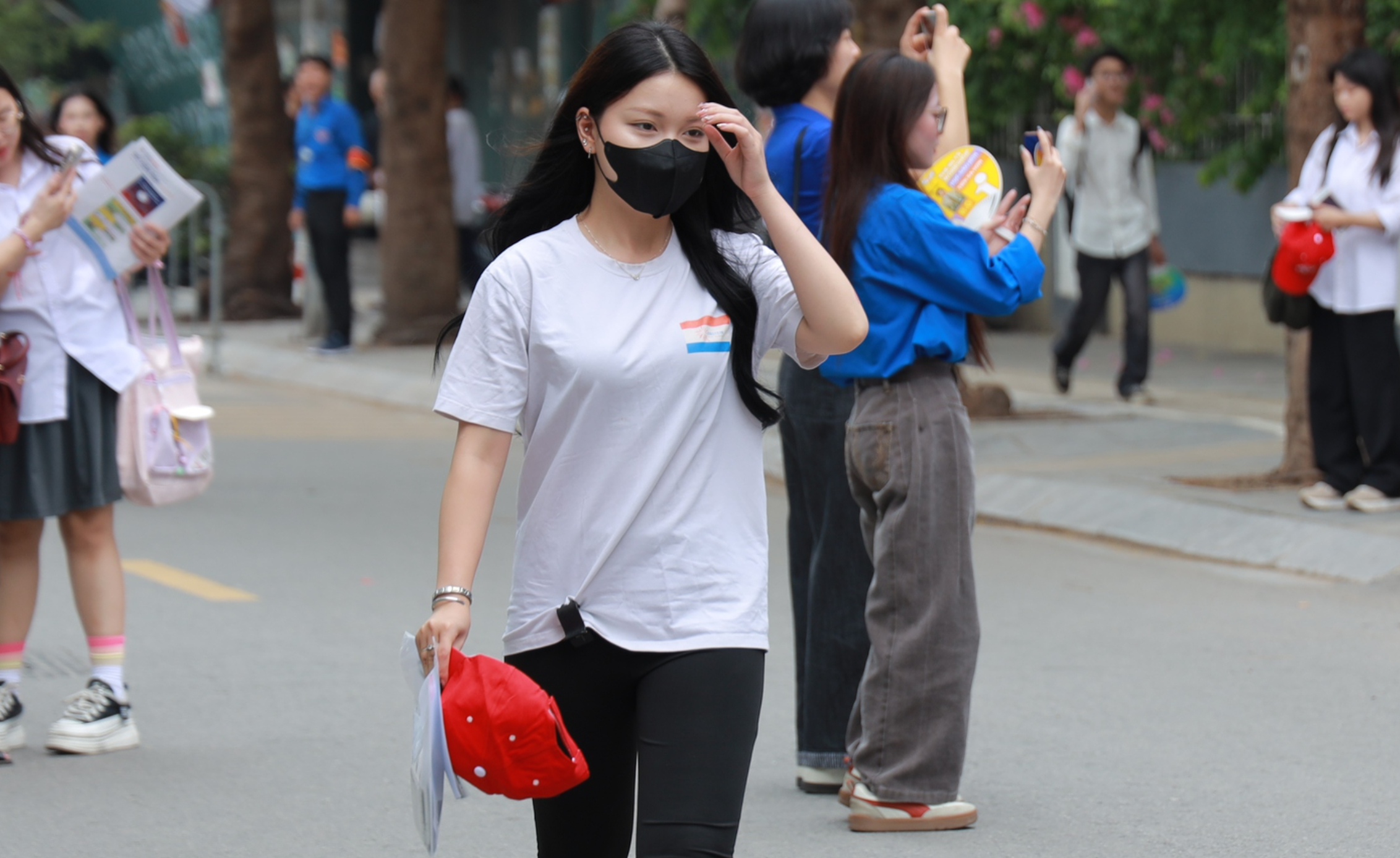Đề Văn tốt nghiệp THPT g&acirc;y bất ngờ: Người than &ldquo;đuối sức&rdquo; v&igrave; đọc hiểu, người kỳ vọng chạm mốc 9 điểm - Ảnh 3.