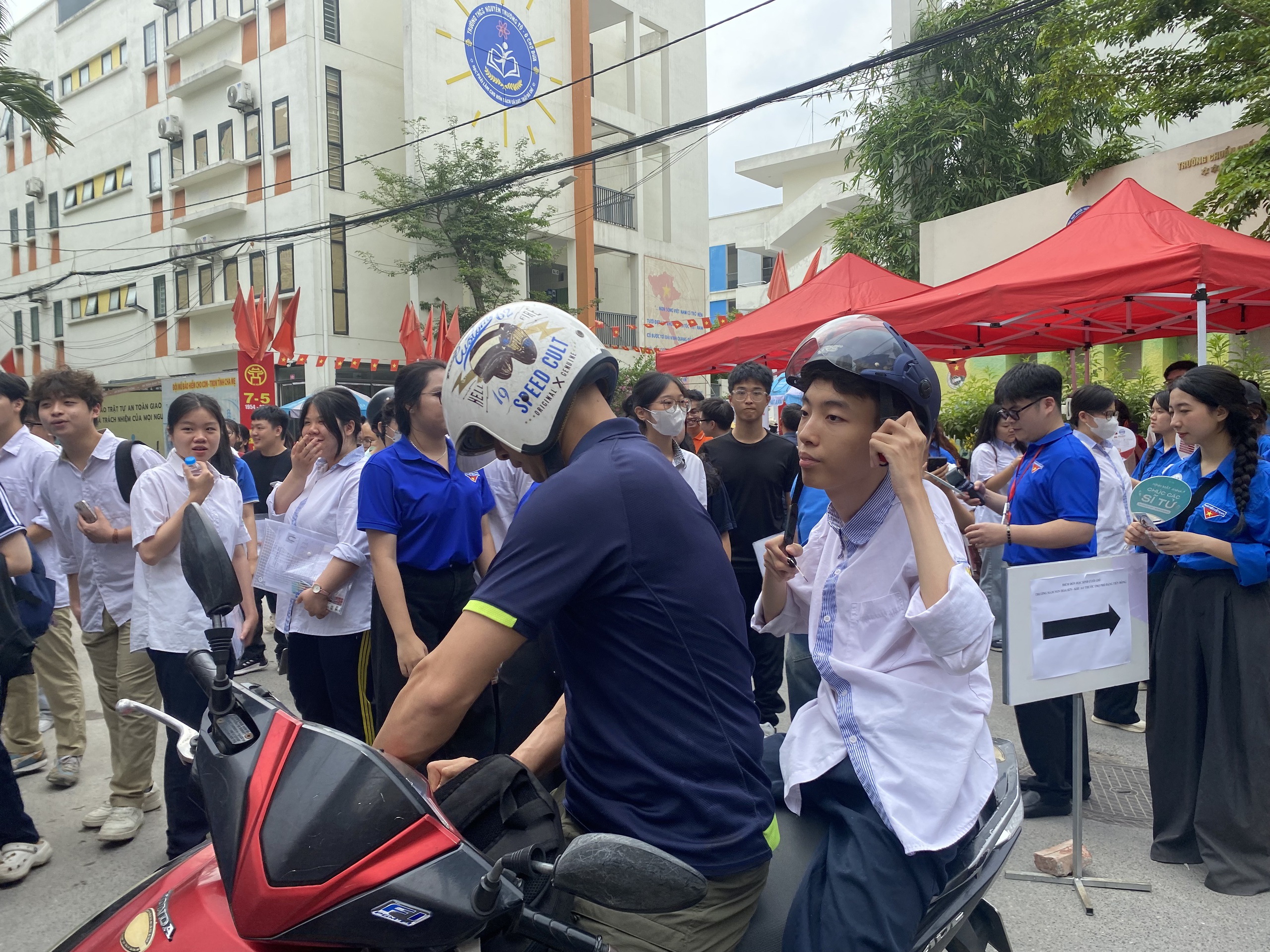 Đề Văn tốt nghiệp THPT g&acirc;y bất ngờ: Người than &ldquo;đuối sức&rdquo; v&igrave; đọc hiểu, người kỳ vọng chạm mốc 9 điểm - Ảnh 9.