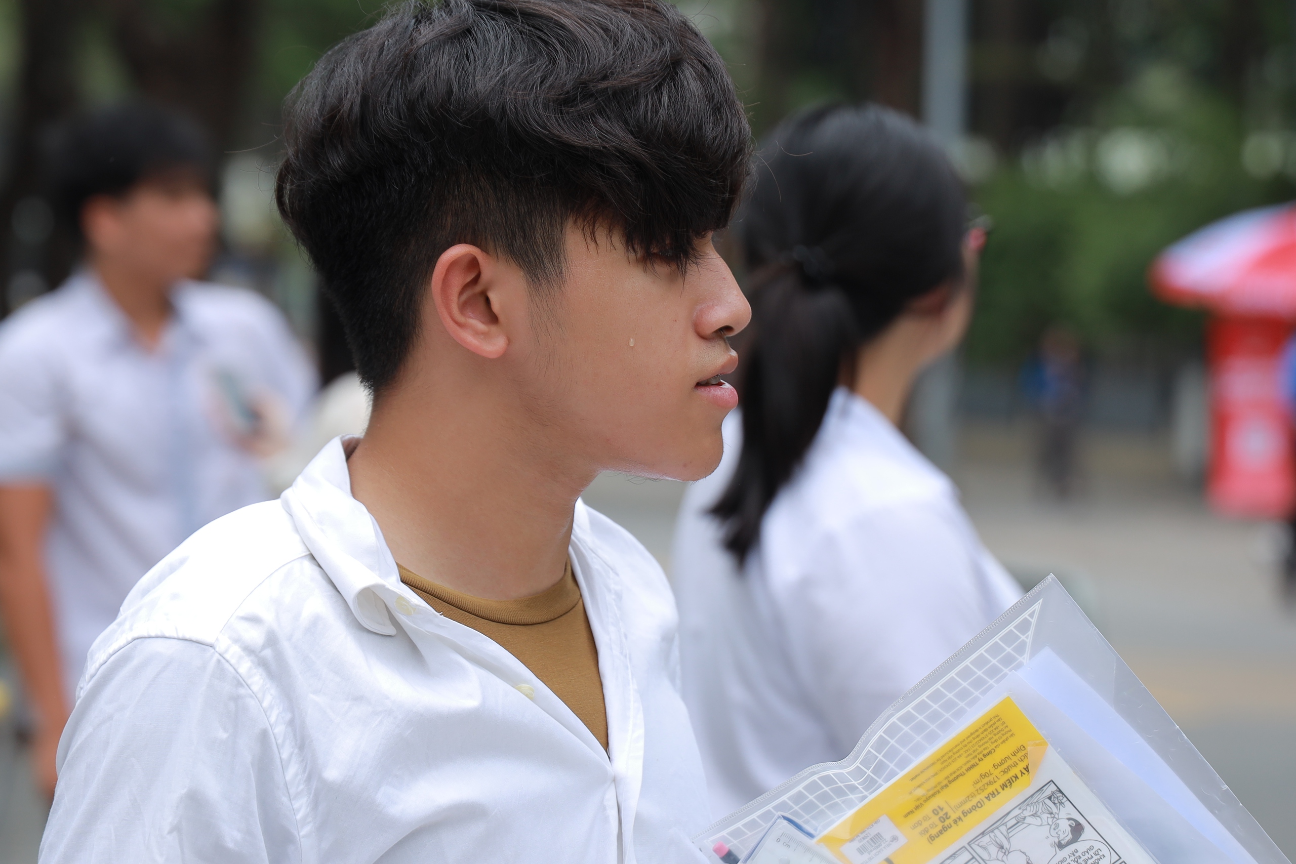Đề Văn tốt nghiệp THPT g&acirc;y bất ngờ: Người than &ldquo;đuối sức&rdquo; v&igrave; đọc hiểu, người kỳ vọng chạm mốc 9 điểm - Ảnh 1.