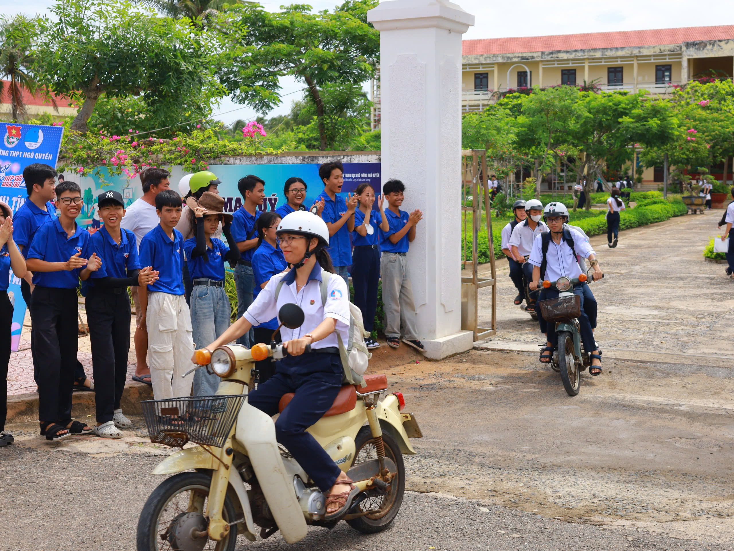 Điểm thi nơi đảo xa, 300 sĩ tử Đặc khu Phú Quý tự tin bước vào kỳ thi quan trọng - Ảnh 15.