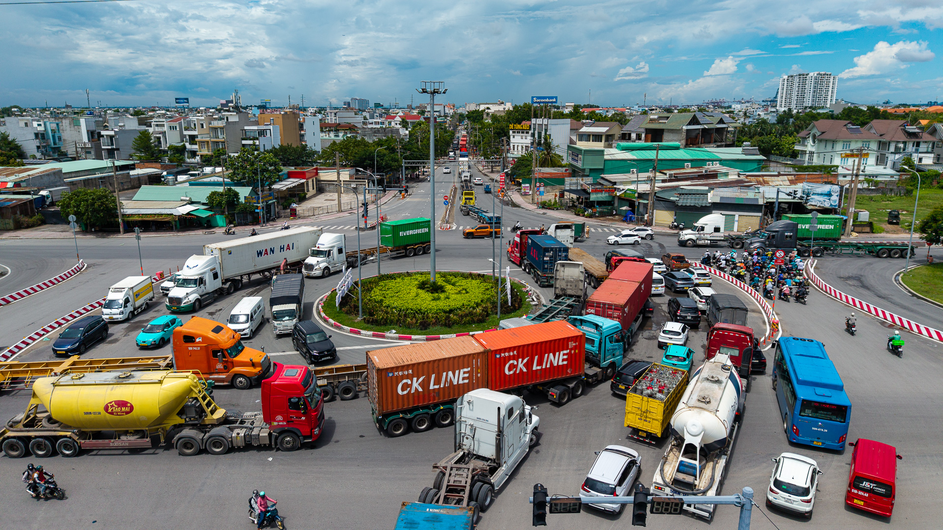 Cận cảnh tuyến đường độc đạo phục vụ hoạt động logistics ở cửa ngõ phía Đông TP.HCM trước ngày “thay áo mới”- Ảnh 1. Cận cảnh tuyến đường độc đạo phục vụ hoạt động logistics ở cửa ngõ phía Đông TP.HCM trước ngày “thay áo mới”- Ảnh 1.