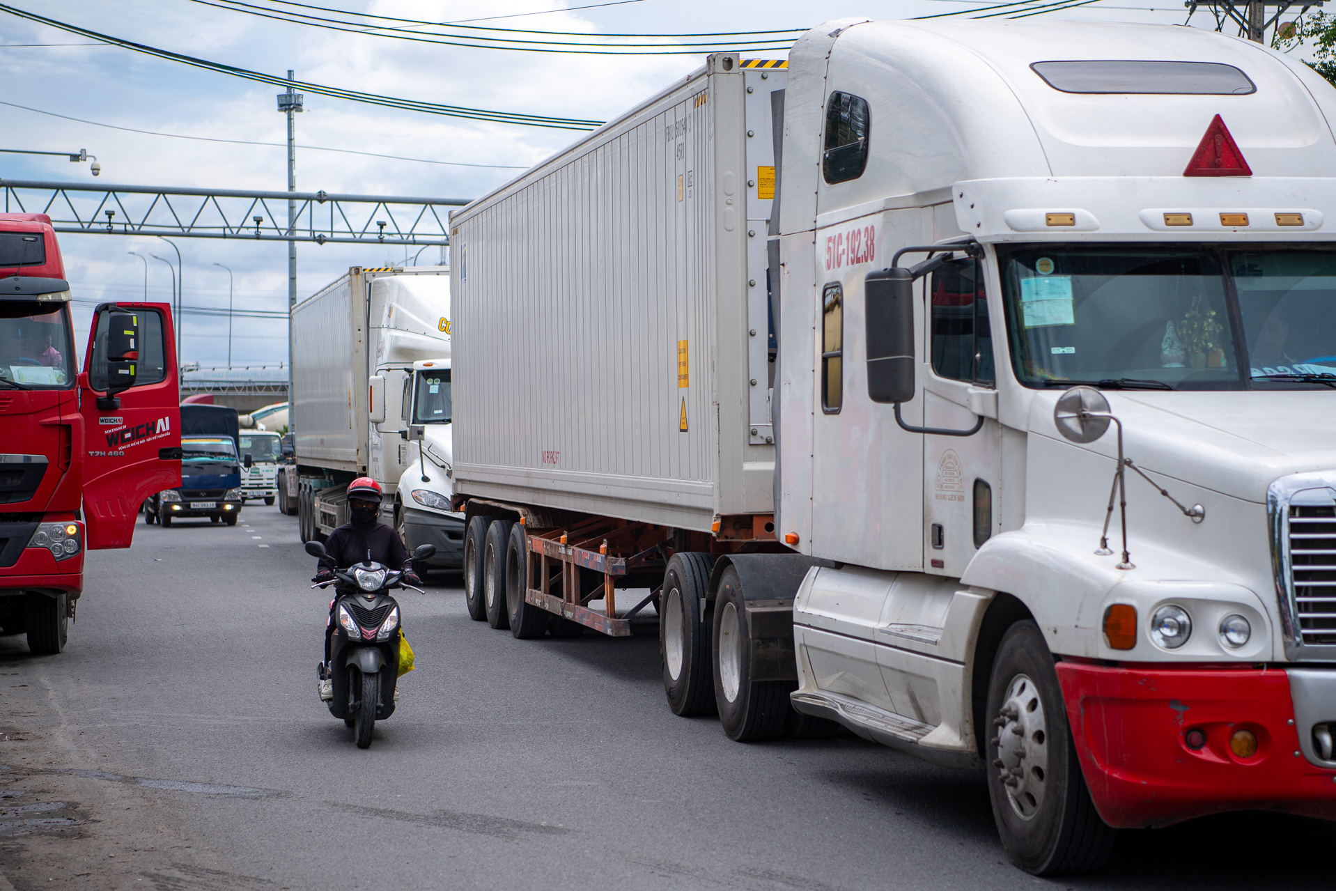 Cận cảnh tuyến đường độc đạo phục vụ hoạt động logistics ở cửa ngõ phía Đông TP.HCM trước ngày “thay áo mới”- Ảnh 2. Cận cảnh tuyến đường độc đạo phục vụ hoạt động logistics ở cửa ngõ phía Đông TP.HCM trước ngày “thay áo mới”- Ảnh 2.