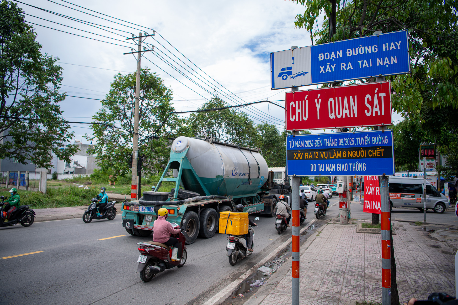 Cận cảnh tuyến đường độc đạo phục vụ hoạt động logistics ở cửa ngõ phía Đông TP.HCM trước ngày “thay áo mới”- Ảnh 3. Cận cảnh tuyến đường độc đạo phục vụ hoạt động logistics ở cửa ngõ phía Đông TP.HCM trước ngày “thay áo mới”- Ảnh 3.