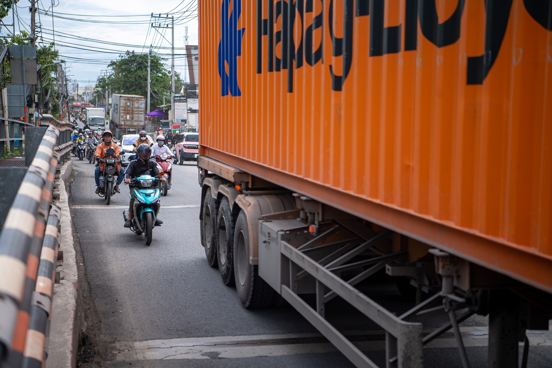Cận cảnh tuyến đường độc đạo phục vụ hoạt động logistics ở cửa ngõ phía Đông TP.HCM trước ngày “thay áo mới”- Ảnh 4. Cận cảnh tuyến đường độc đạo phục vụ hoạt động logistics ở cửa ngõ phía Đông TP.HCM trước ngày “thay áo mới”- Ảnh 4.