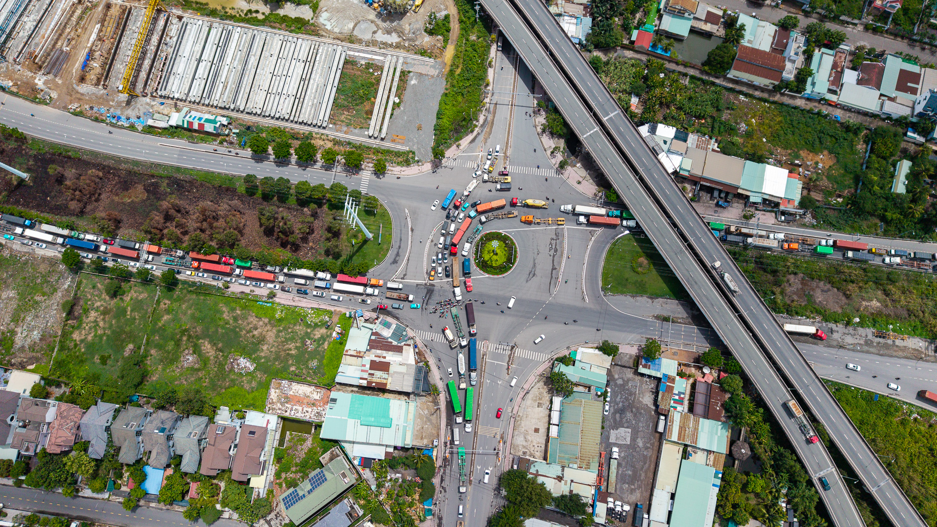 Cận cảnh tuyến đường độc đạo phục vụ hoạt động logistics ở cửa ngõ phía Đông TP.HCM trước ngày “thay áo mới”- Ảnh 6. Cận cảnh tuyến đường độc đạo phục vụ hoạt động logistics ở cửa ngõ phía Đông TP.HCM trước ngày “thay áo mới”- Ảnh 6.