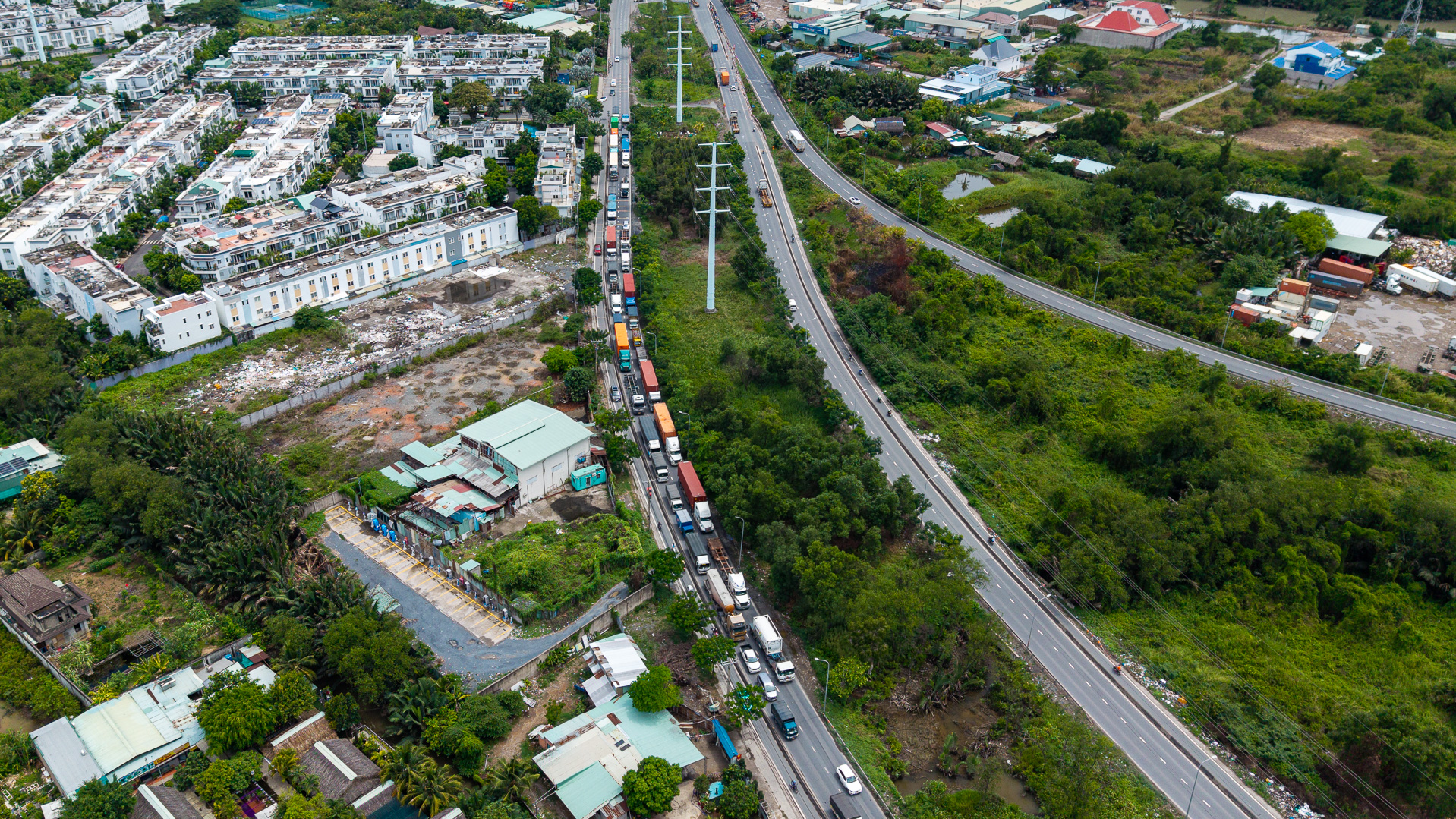 Cận cảnh tuyến đường độc đạo phục vụ hoạt động logistics ở cửa ngõ phía Đông TP.HCM trước ngày “thay áo mới”- Ảnh 7. Cận cảnh tuyến đường độc đạo phục vụ hoạt động logistics ở cửa ngõ phía Đông TP.HCM trước ngày “thay áo mới”- Ảnh 7.