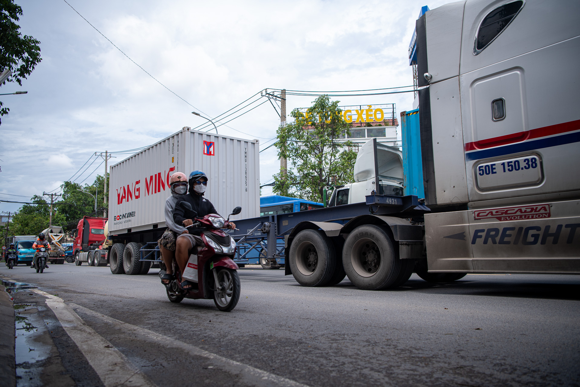 Cận cảnh tuyến đường độc đạo phục vụ hoạt động logistics ở cửa ngõ phía Đông TP.HCM trước ngày “thay áo mới”- Ảnh 9. Cận cảnh tuyến đường độc đạo phục vụ hoạt động logistics ở cửa ngõ phía Đông TP.HCM trước ngày “thay áo mới”- Ảnh 9.