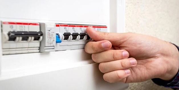 Khi trời giông bão, nên tắt ngay điều hoà vì lý do này - Ảnh 1.