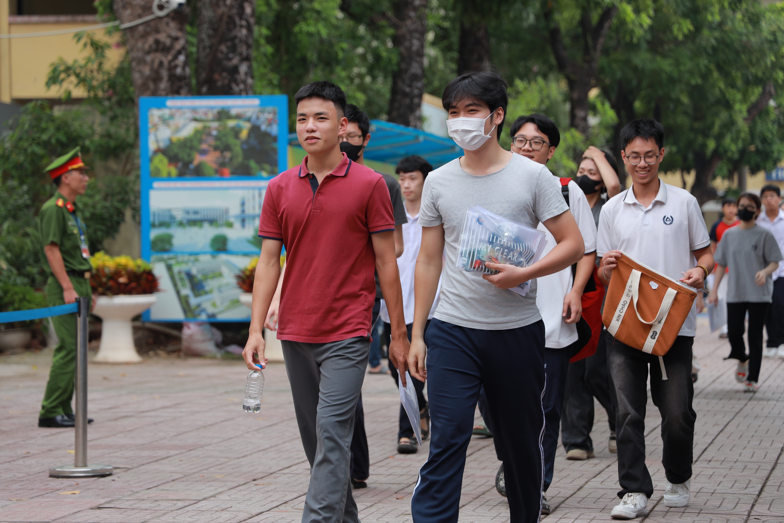 Đề thi bám sát cấu trúc, thí sinh Hà Nội tự tin đạt điểm tối đa sau buổi thi cuối cùng - Ảnh 5.