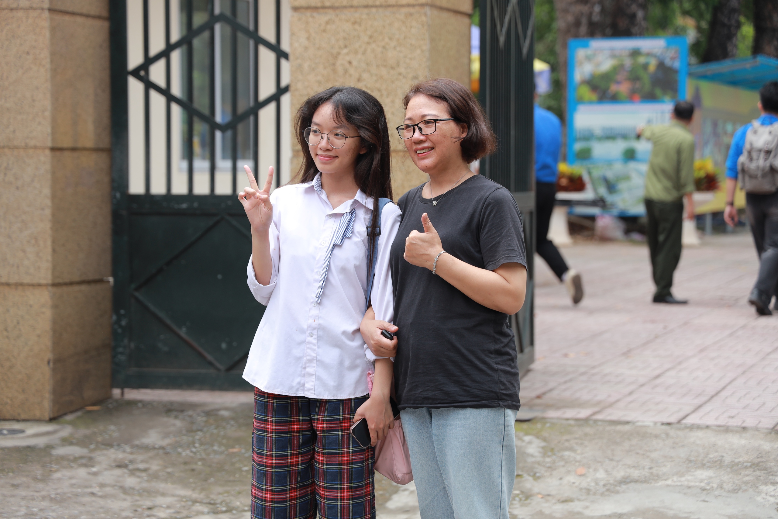 Đề thi bám sát cấu trúc, thí sinh Hà Nội tự tin đạt điểm tối đa sau buổi thi cuối cùng - Ảnh 4.