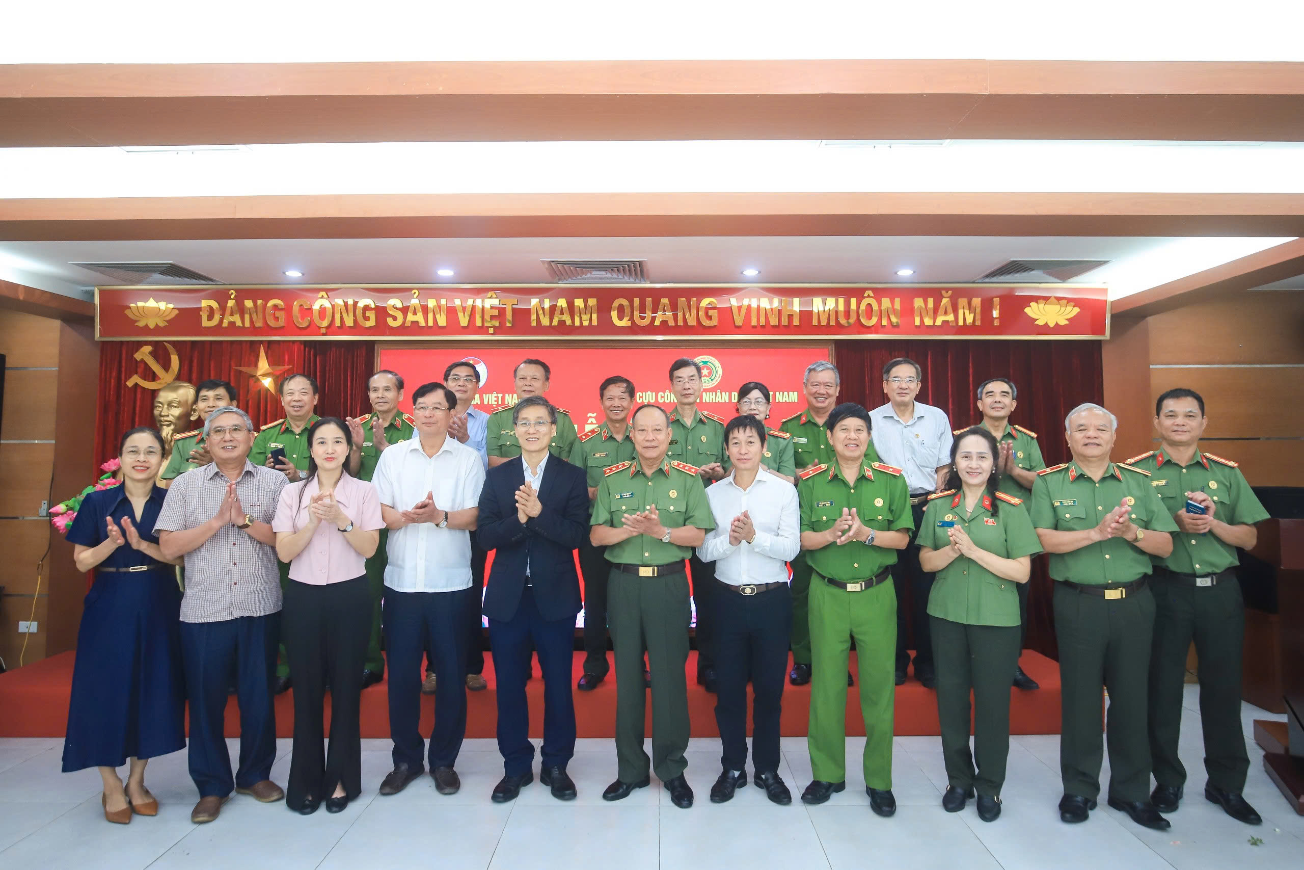 Tăng cường phối hợp, kết nối nguồn lực giữa đội ngũ Luật gia và Cựu Công an nhân dân- Ảnh 7. Tăng cường phối hợp, kết nối nguồn lực giữa đội ngũ Luật gia và Cựu Công an nhân dân- Ảnh 7.