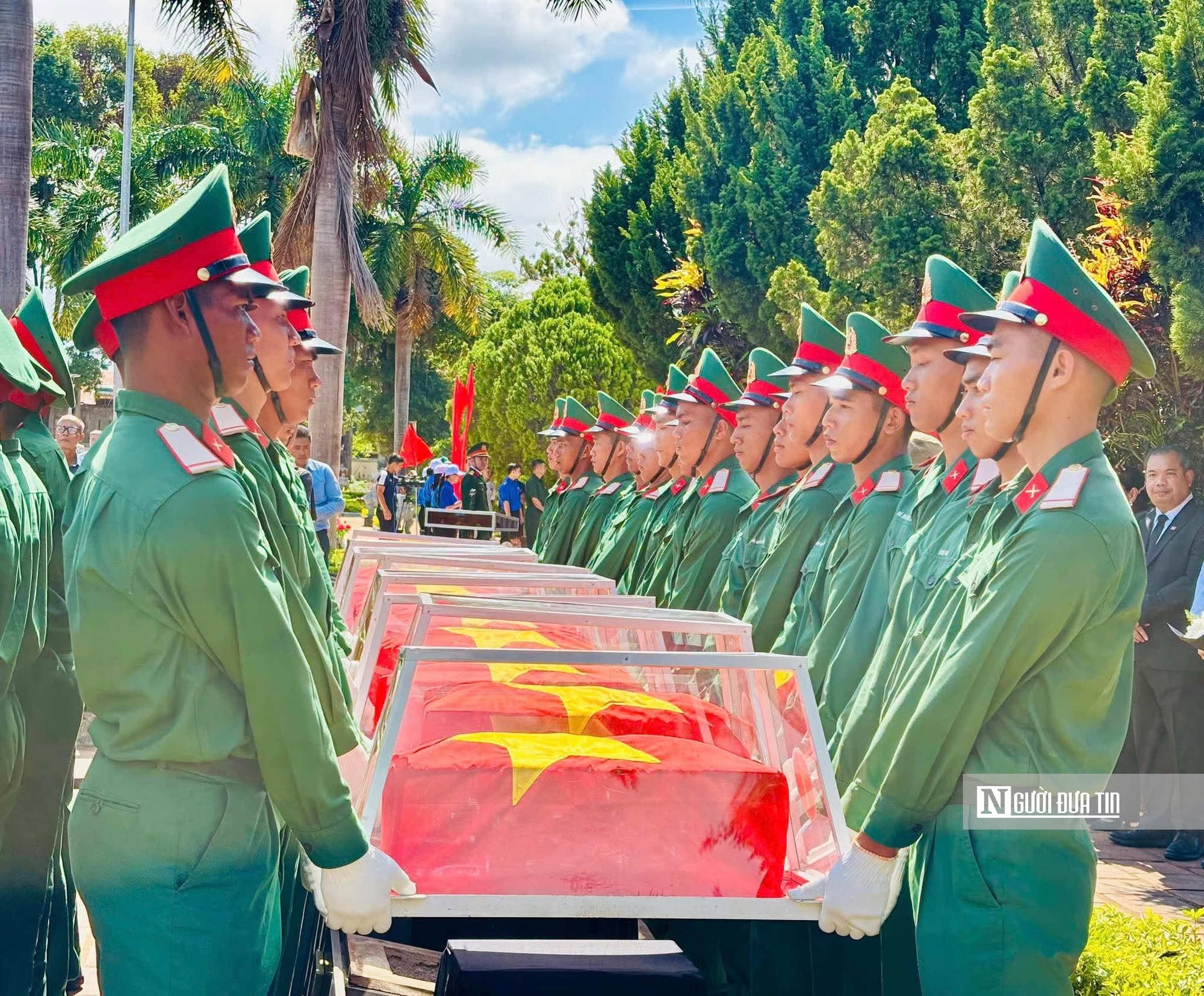 Gia Lai: Xúc động lễ truy điệu, an táng 18 hài cốt liệt sĩ hi sinh tại Campuchia- Ảnh 9. Gia Lai: Xúc động lễ truy điệu, an táng 18 hài cốt liệt sĩ hi sinh tại Campuchia- Ảnh 9.