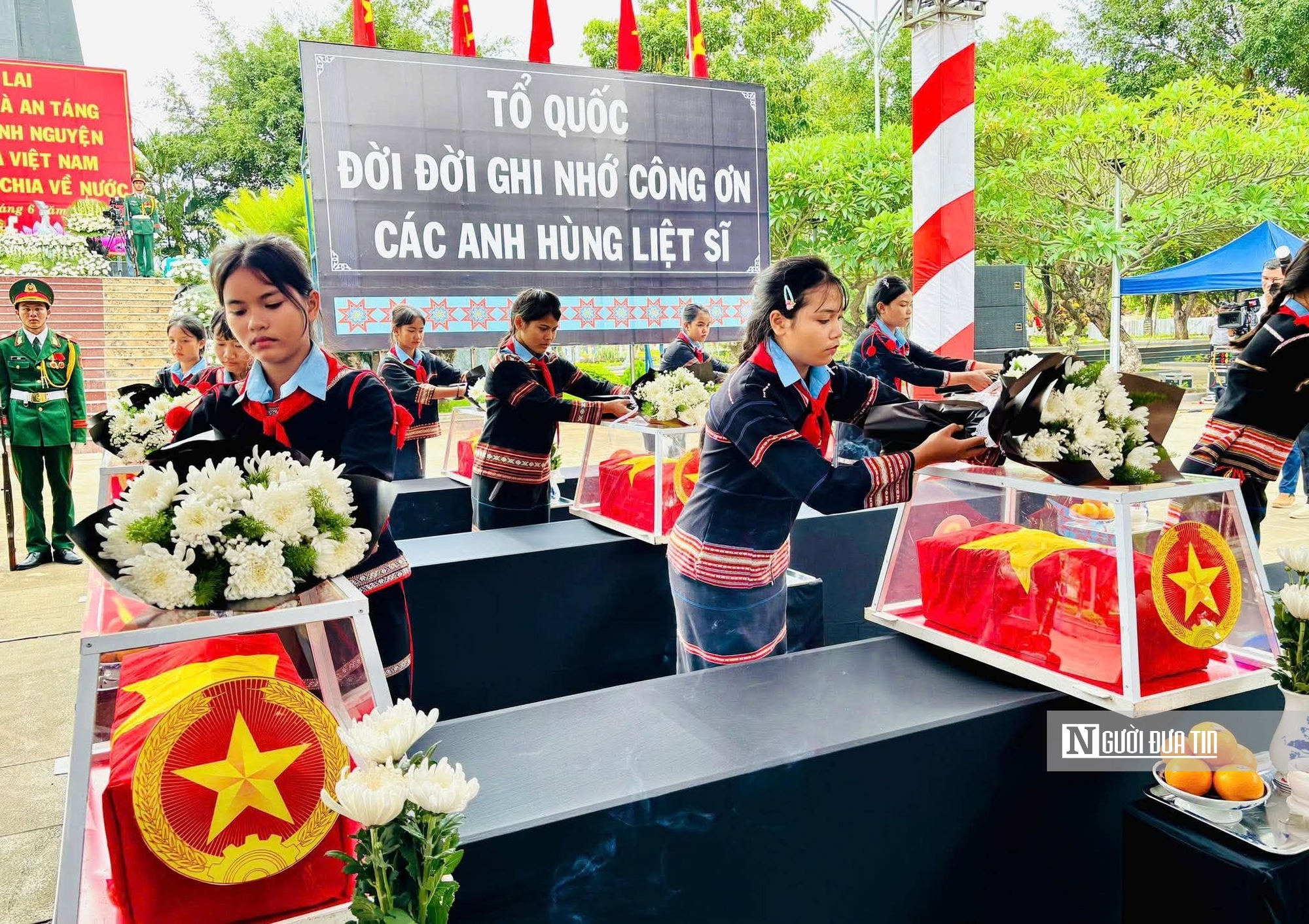 Gia Lai: Xúc động lễ truy điệu, an táng 18 hài cốt liệt sĩ hi sinh tại Campuchia- Ảnh 10. Gia Lai: Xúc động lễ truy điệu, an táng 18 hài cốt liệt sĩ hi sinh tại Campuchia- Ảnh 10.