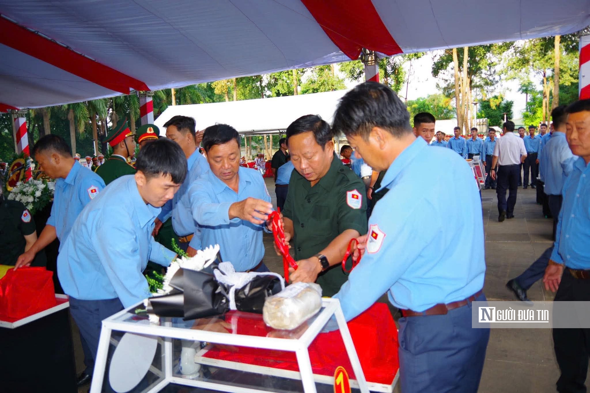Gia Lai: Xúc động lễ truy điệu, an táng 18 hài cốt liệt sĩ hi sinh tại Campuchia- Ảnh 13. Gia Lai: Xúc động lễ truy điệu, an táng 18 hài cốt liệt sĩ hi sinh tại Campuchia- Ảnh 13.