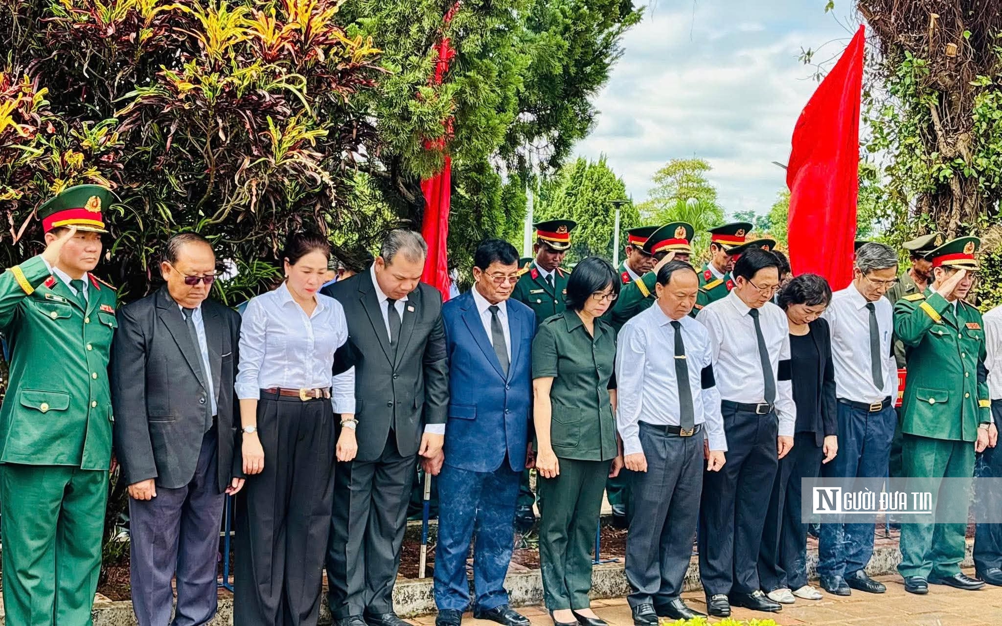Gia Lai: Xúc động lễ truy điệu, an táng 18 hài cốt liệt sĩ hi sinh tại Campuchia- Ảnh 4. Gia Lai: Xúc động lễ truy điệu, an táng 18 hài cốt liệt sĩ hi sinh tại Campuchia- Ảnh 4.