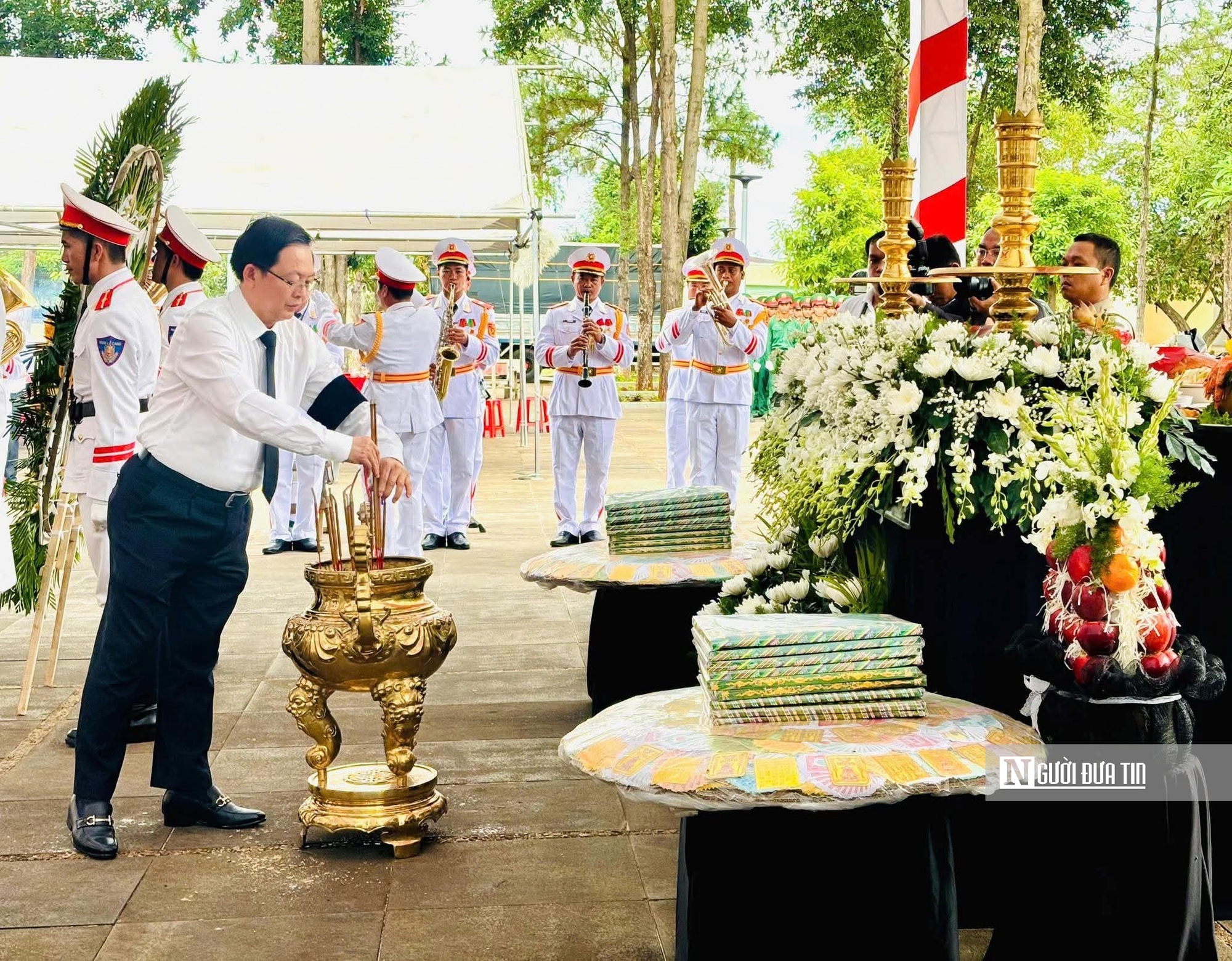 Gia Lai: Xúc động lễ truy điệu, an táng 18 hài cốt liệt sĩ hi sinh tại Campuchia- Ảnh 5. Gia Lai: Xúc động lễ truy điệu, an táng 18 hài cốt liệt sĩ hi sinh tại Campuchia- Ảnh 5.