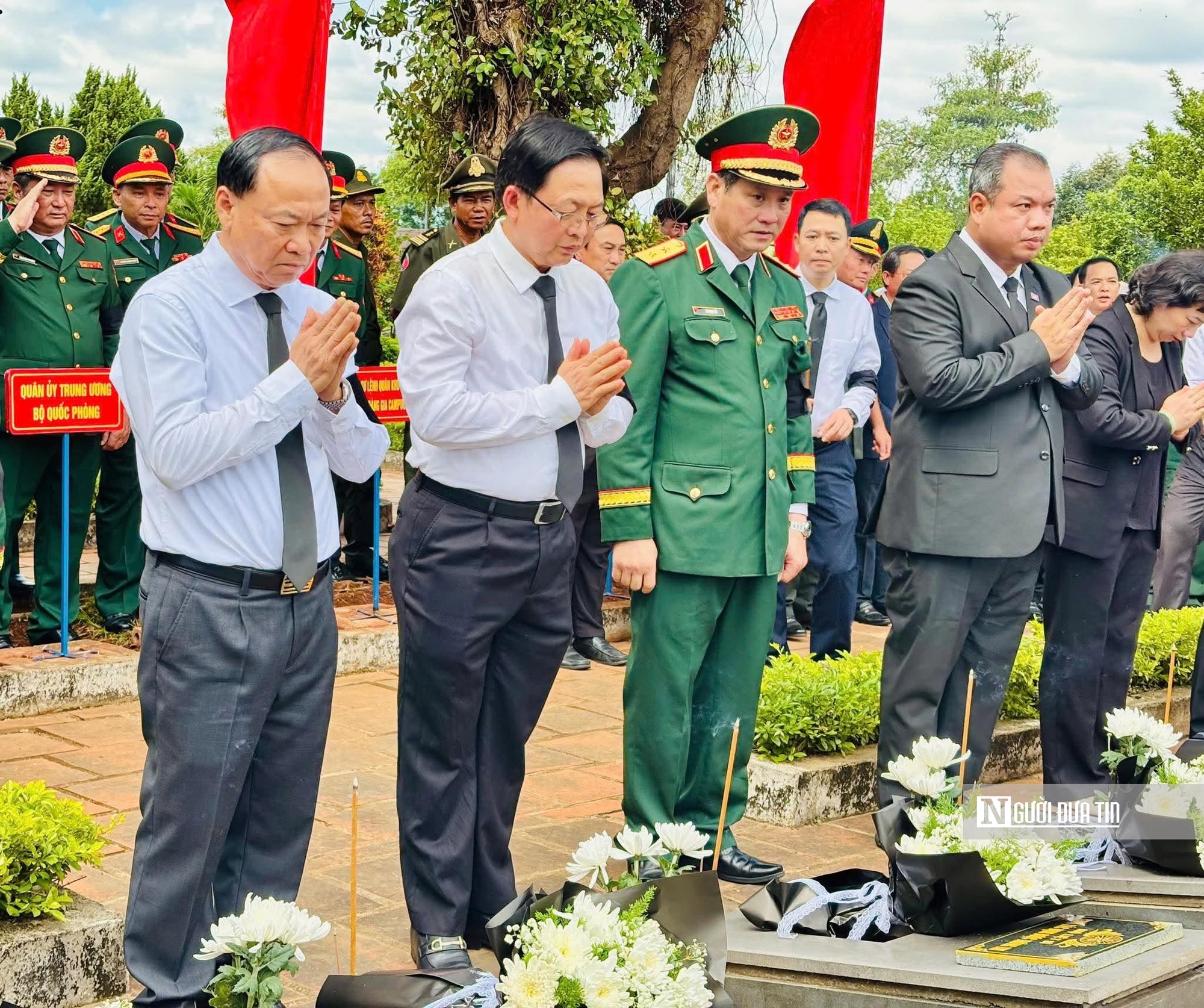 Gia Lai: Xúc động lễ truy điệu, an táng 18 hài cốt liệt sĩ hi sinh tại Campuchia- Ảnh 6. Gia Lai: Xúc động lễ truy điệu, an táng 18 hài cốt liệt sĩ hi sinh tại Campuchia- Ảnh 6.