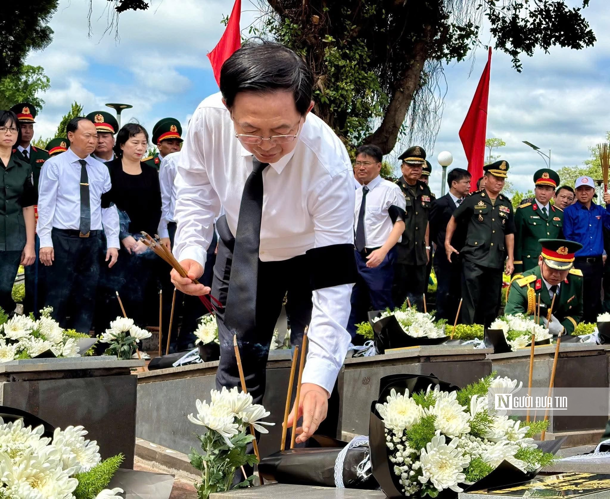 Gia Lai: Xúc động lễ truy điệu, an táng 18 hài cốt liệt sĩ hi sinh tại Campuchia- Ảnh 7. Gia Lai: Xúc động lễ truy điệu, an táng 18 hài cốt liệt sĩ hi sinh tại Campuchia- Ảnh 7.
