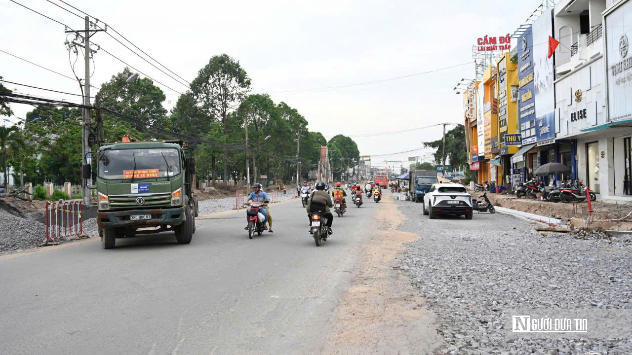 Sau phản ánh của Người Đưa Tin, lãnh đạo Sở Xây dựng và chủ đầu tư kiểm tra vụ đá phong hóa tại dự án đường Lê Duẩn- Ảnh 1. Sau phản ánh của Người Đưa Tin, lãnh đạo Sở Xây dựng và chủ đầu tư kiểm tra vụ đá phong hóa tại dự án đường Lê Duẩn- Ảnh 1.