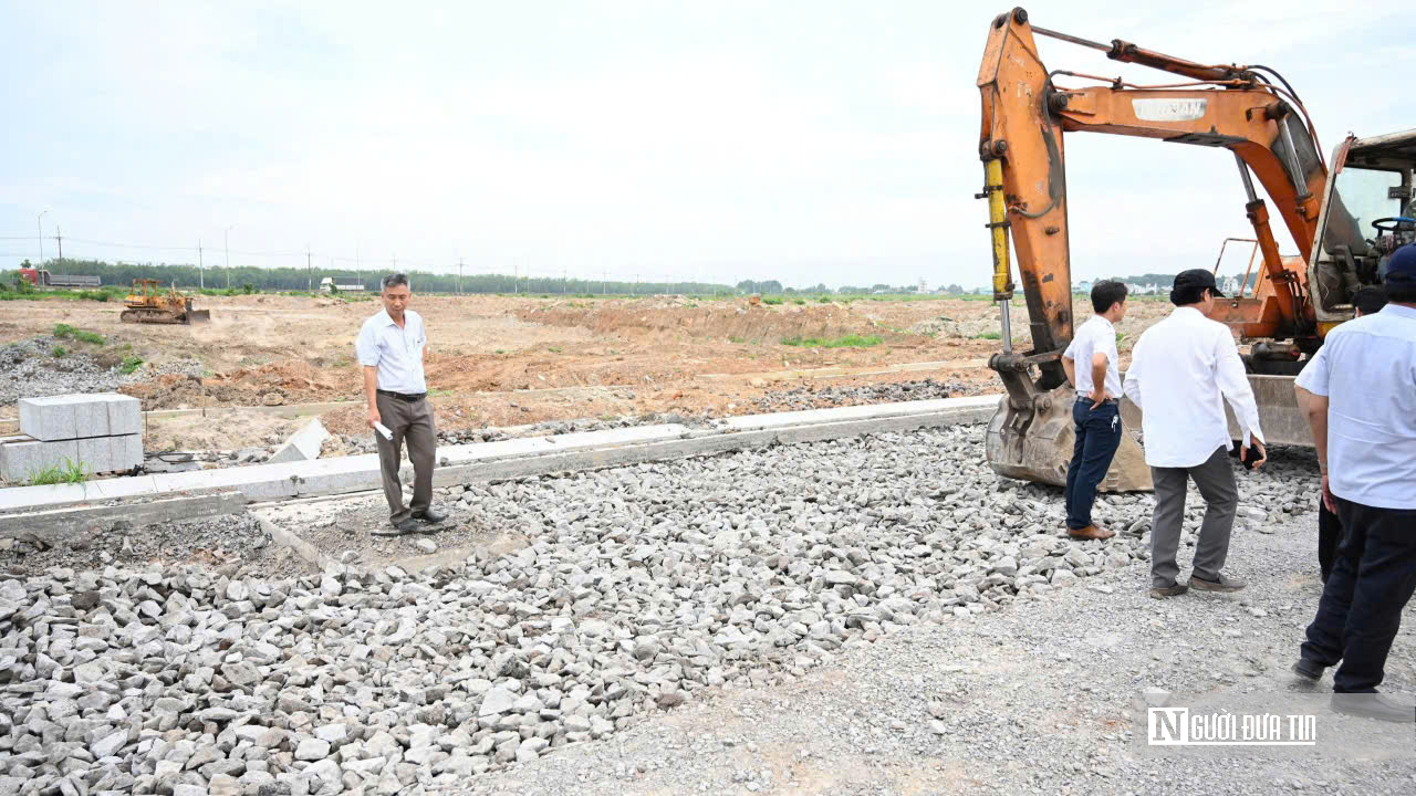 Sau phản ánh của Người Đưa Tin, lãnh đạo Sở Xây dựng và chủ đầu tư kiểm tra vụ đá phong hóa tại dự án đường Lê Duẩn- Ảnh 2. Sau phản ánh của Người Đưa Tin, lãnh đạo Sở Xây dựng và chủ đầu tư kiểm tra vụ đá phong hóa tại dự án đường Lê Duẩn- Ảnh 2.