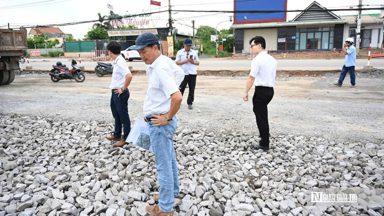 Sau phản ánh của Người Đưa Tin, lãnh đạo Sở Xây dựng và chủ đầu tư kiểm tra vụ đá phong hóa tại dự án đường Lê Duẩn- Ảnh 3. Sau phản ánh của Người Đưa Tin, lãnh đạo Sở Xây dựng và chủ đầu tư kiểm tra vụ đá phong hóa tại dự án đường Lê Duẩn- Ảnh 3.