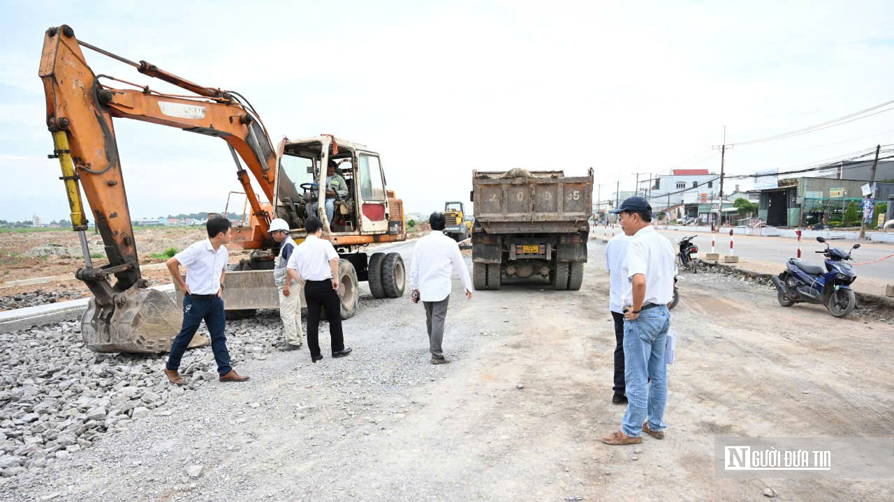 Sau phản ánh của Người Đưa Tin, lãnh đạo Sở Xây dựng và chủ đầu tư kiểm tra vụ đá phong hóa tại dự án đường Lê Duẩn- Ảnh 5. Sau phản ánh của Người Đưa Tin, lãnh đạo Sở Xây dựng và chủ đầu tư kiểm tra vụ đá phong hóa tại dự án đường Lê Duẩn- Ảnh 5.