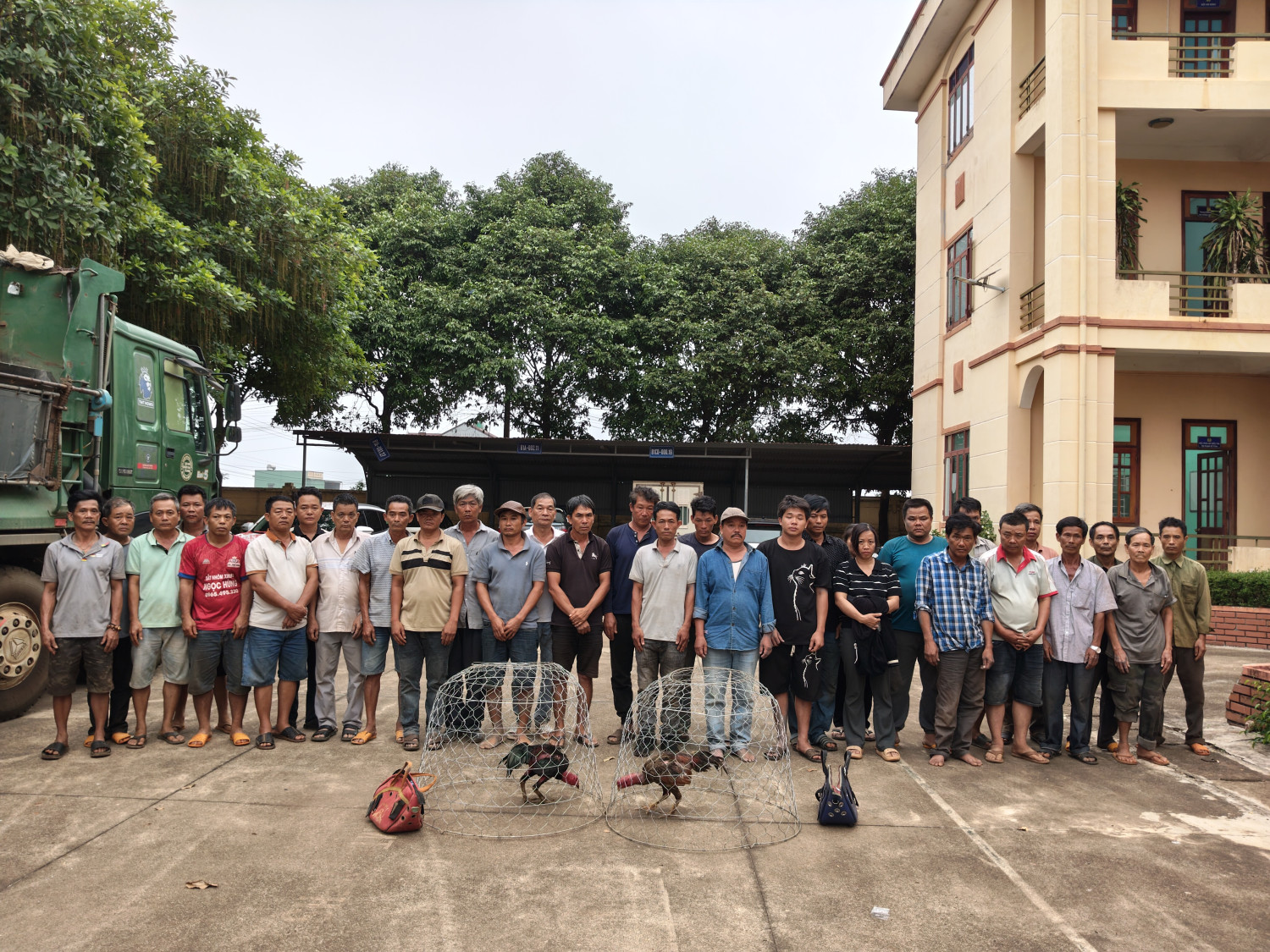 Đột kích sới gà, bắt quả tang 31 người chơi đá gà ăn tiền- Ảnh 1. Đột kích sới gà, bắt quả tang 31 người chơi đá gà ăn tiền- Ảnh 1.