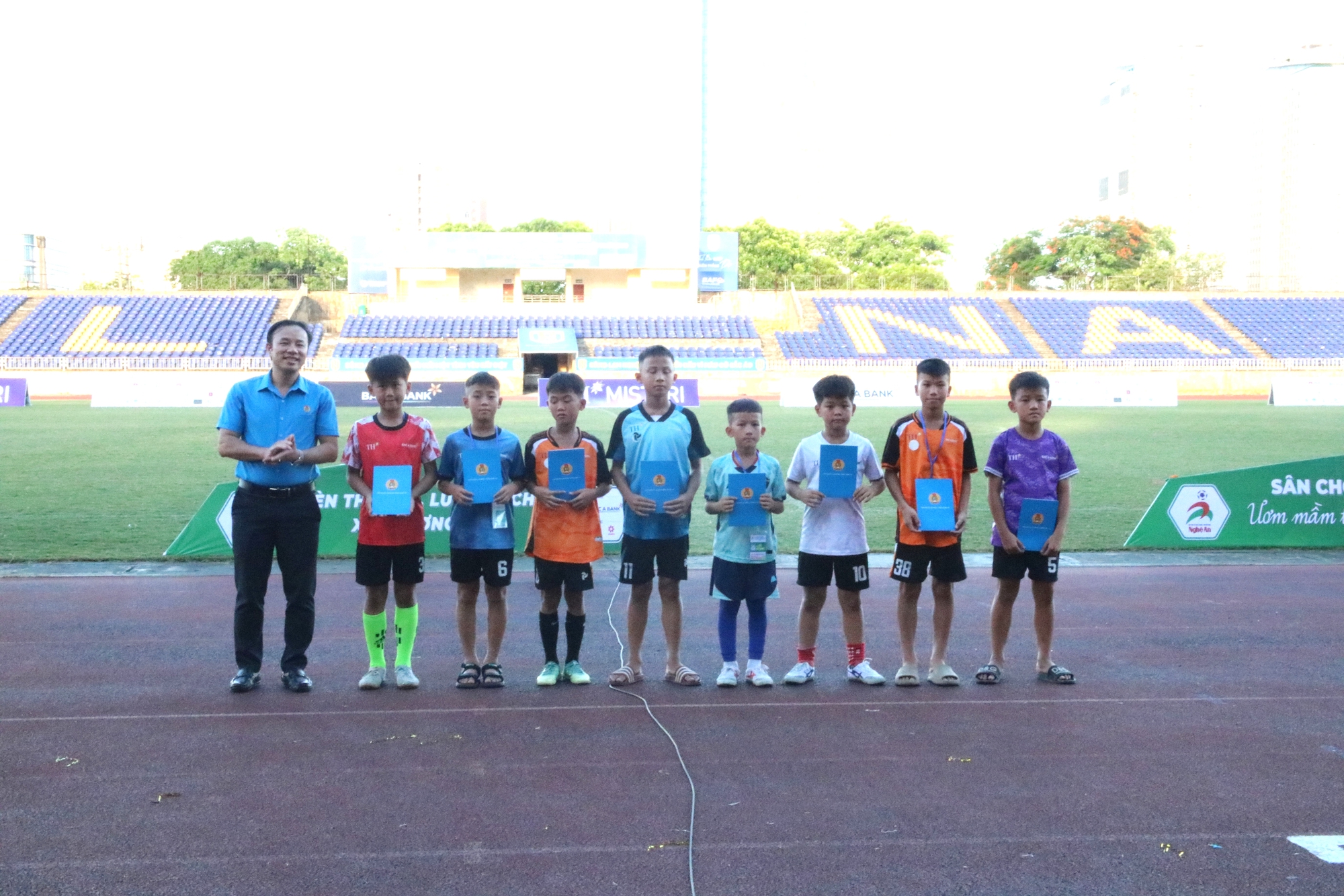 Bế mạc Giải Bóng đá Thiếu niên - Nhi đồng Cúp Báo và phát thanh, truyền hình Nghệ An lần thứ 27- Ảnh 3.