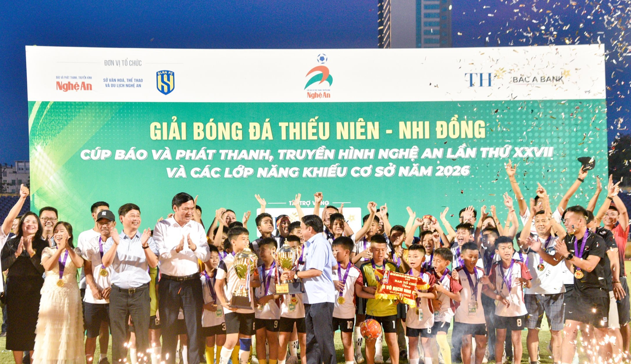Bế mạc Giải Bóng đá Thiếu niên - Nhi đồng Cúp Báo và phát thanh, truyền hình Nghệ An lần thứ 27- Ảnh 1.