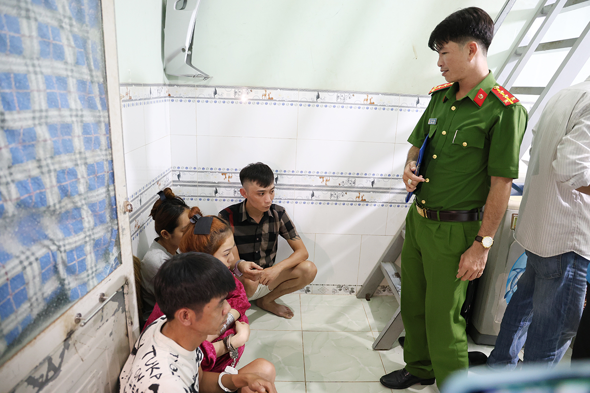Kiểm tra phòng trọ, bắt quả tang nhóm nam nữ làm chuyện phạm pháp- Ảnh 1.