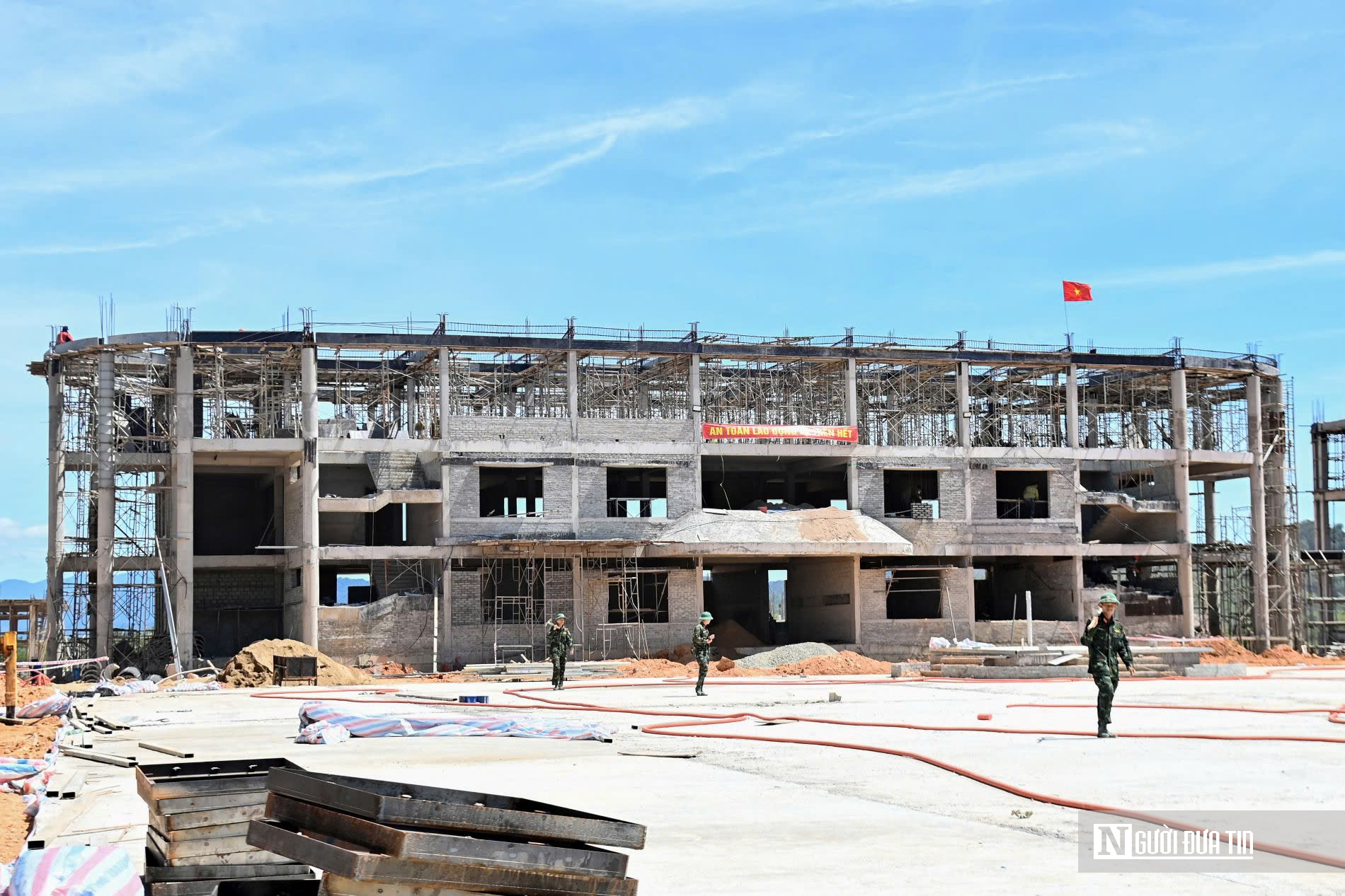 VIDEO: Biên phòng Huế hỗ trợ thi công “chạy nước rút” dự án trường học vùng biên - Ảnh 1.