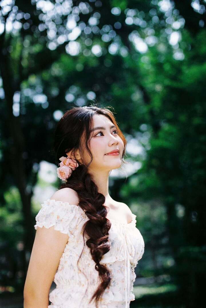Vẻ đẹp ngọt ngào tuổi 18 ngọt ngào của con gái út nhà MC Quyền Linh - Ảnh 2.