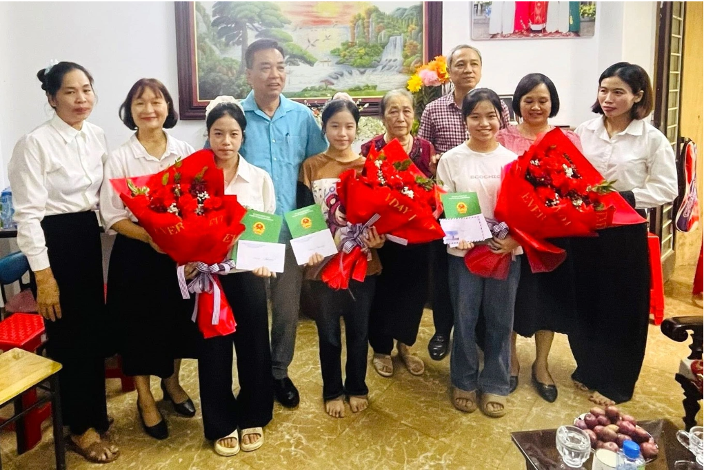 Mồ côi cha từ năm 3 tuổi, mẹ tần tảo nuôi 3 con gái sinh 3 cùng đỗ lớp 10 trường chuyên danh tiếng - Ảnh 1.