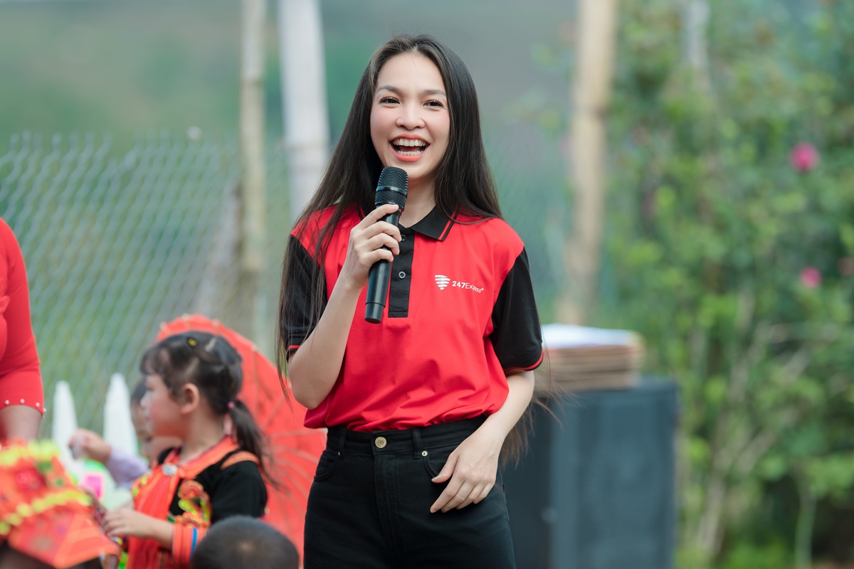 Ca sĩ Hiền Thục khoe nhan sắc
