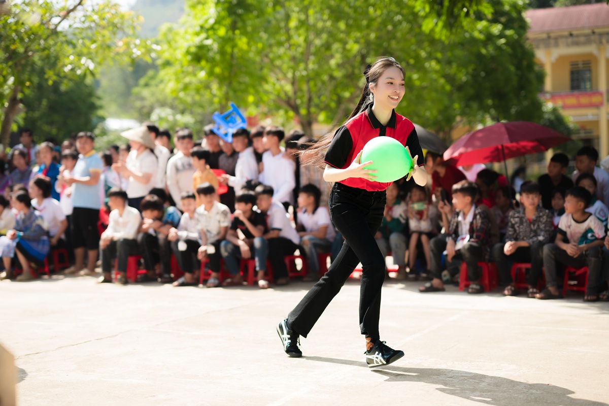 Ca sĩ Hiền Thục khoe nhan sắc