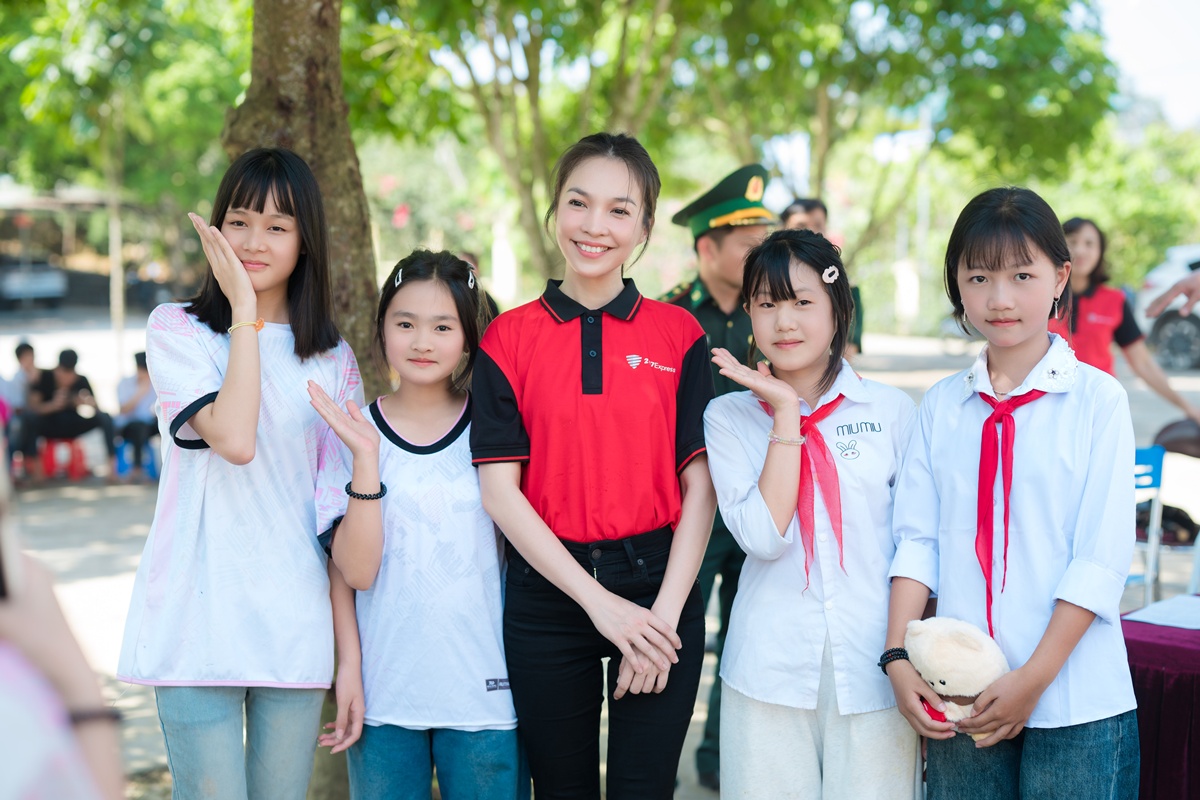 Ca sĩ Hiền Thục khoe nhan sắc