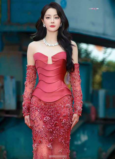 Nữ diễn viên Địch Lệ Nhiệt Ba gây sốt khi trở lại thảm đỏ - Ảnh 1.