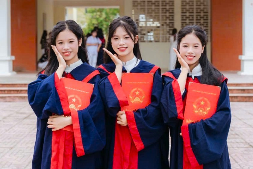 Mồ c&ocirc;i cha từ năm 3 tuổi, mẹ tần tảo nu&ocirc;i 3 con g&aacute;i sinh 3 c&ugrave;ng đỗ lớp 10 trường chuy&ecirc;n danh tiếng - Ảnh 2.