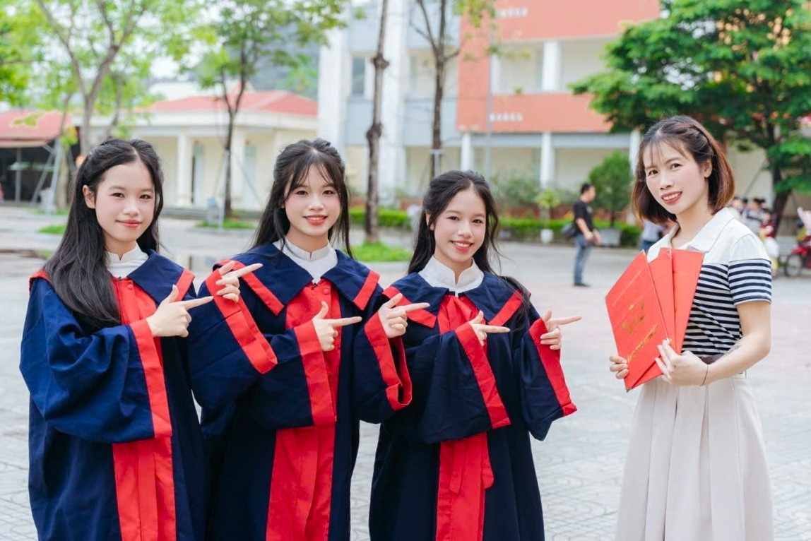 Mồ c&ocirc;i cha từ năm 3 tuổi, mẹ tần tảo nu&ocirc;i 3 con g&aacute;i sinh 3 c&ugrave;ng đỗ lớp 10 trường chuy&ecirc;n danh tiếng - Ảnh 3.