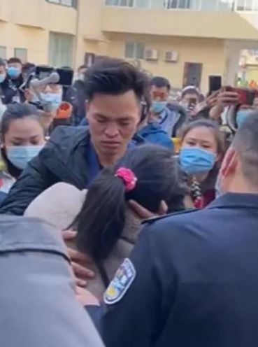 Bé trai 4 tuổi mất tích suốt 30 năm, gia đình