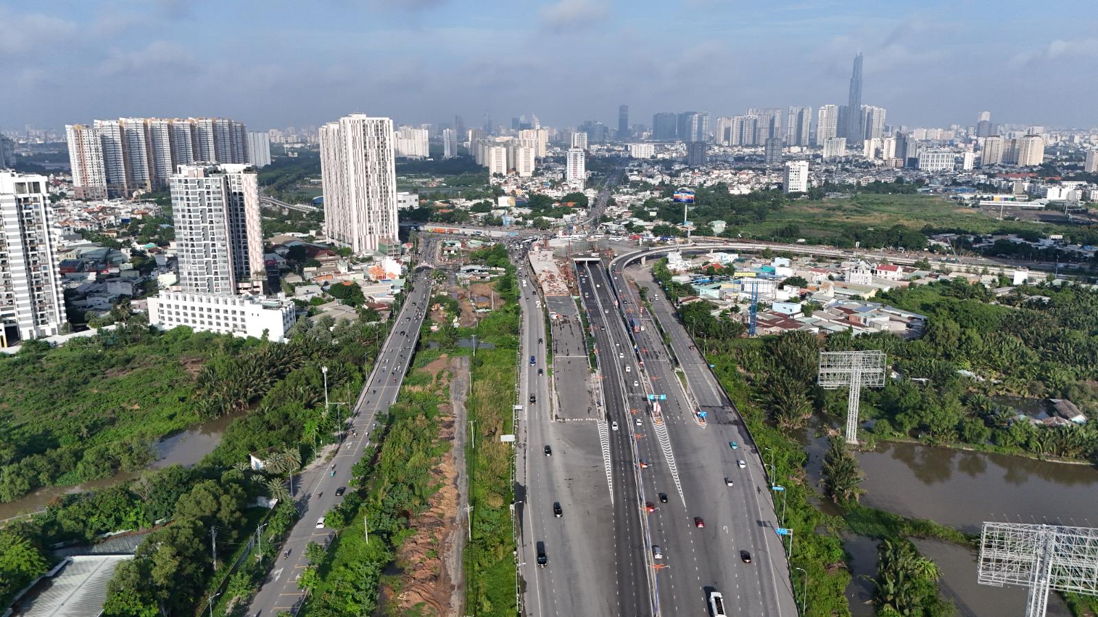 Mưa lớn biến công trường nút giao An Phú thành "hố nước" - Ảnh 8.