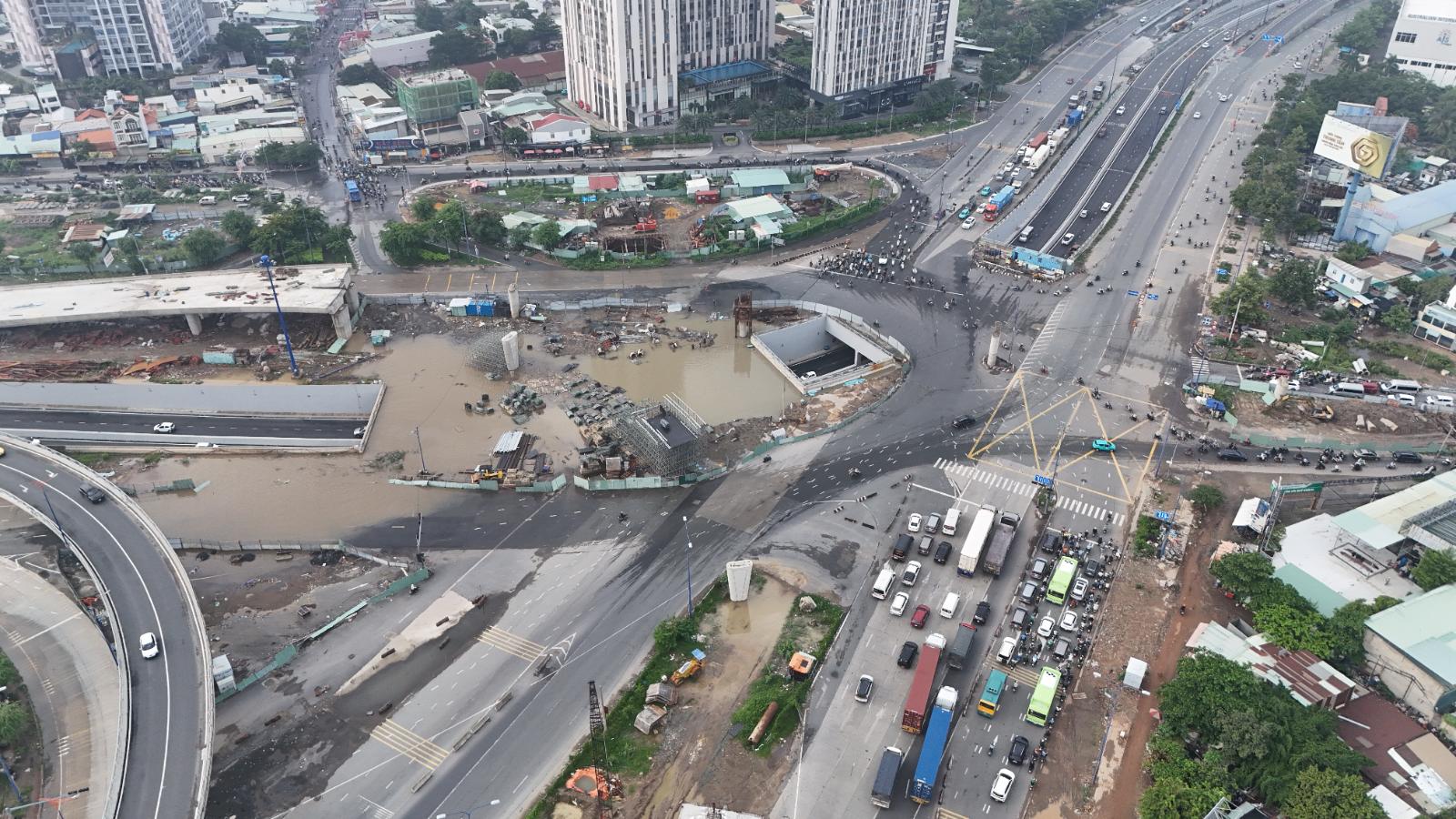 Mưa lớn biến công trường nút giao An Phú thành "hố nước" - Ảnh 1.