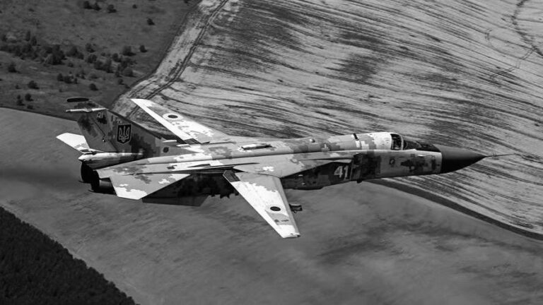 Su-24 của Ukraine rơi ở tỉnh Khmelnytskyi, phi công thiệt mạng - Ảnh 1.