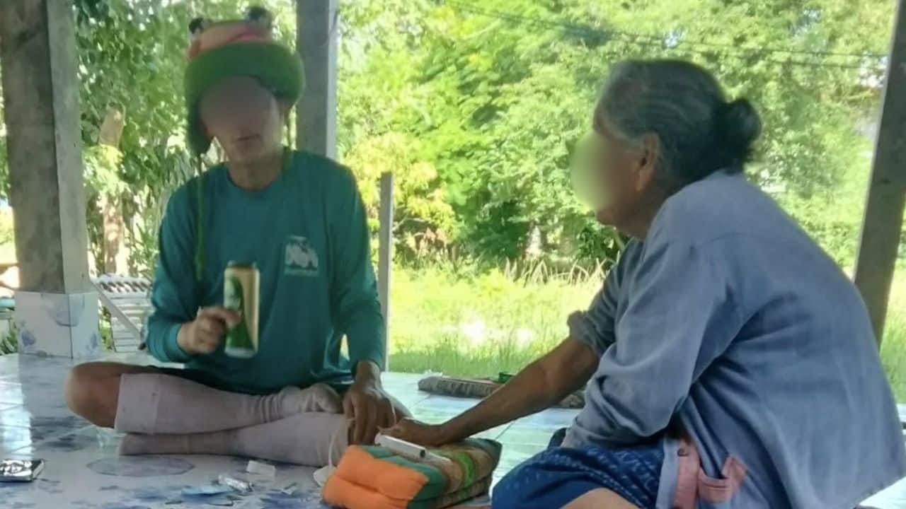 Nam bác sĩ bị điều tra vì uống bia trong lúc lấy máu xét nghiệm - Ảnh 1.
