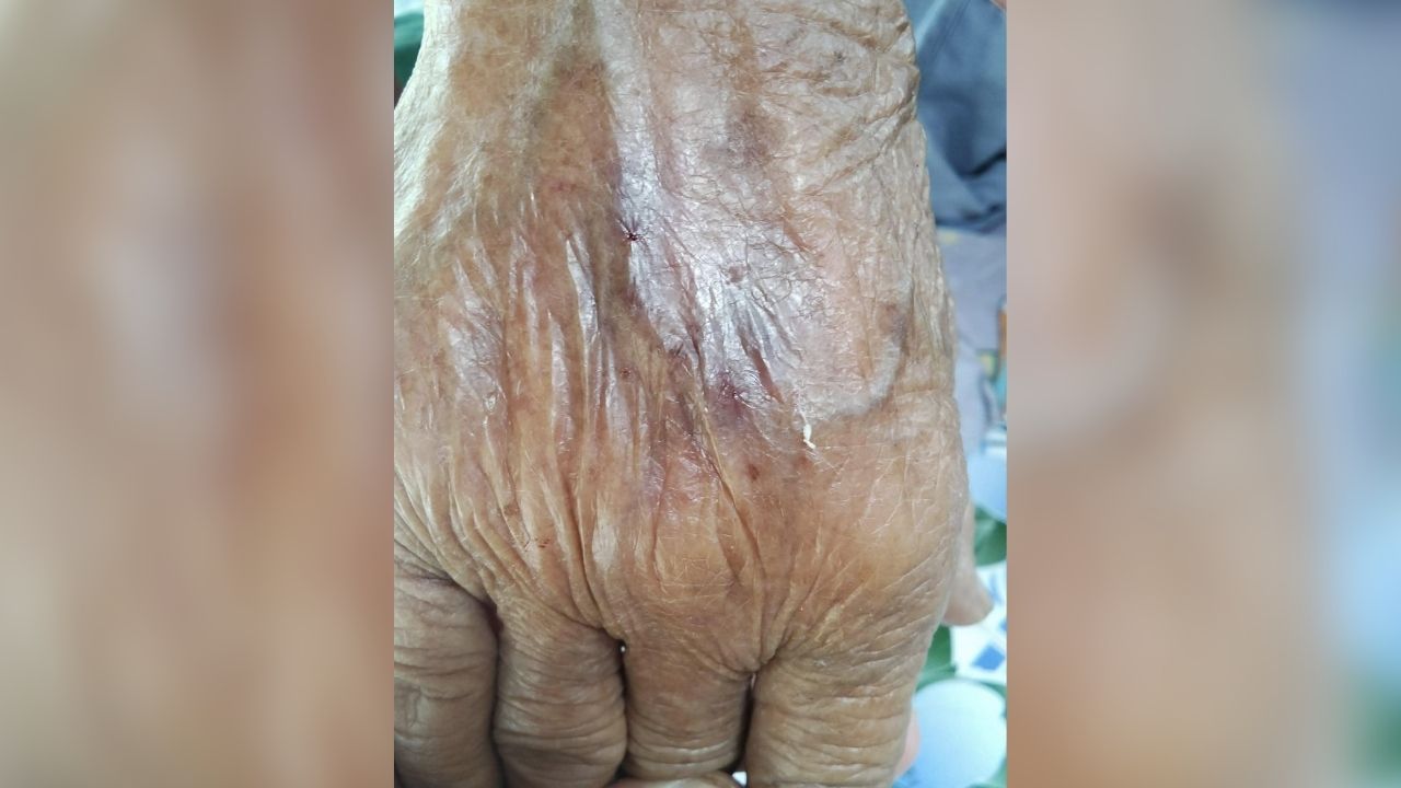 Nam bác sĩ bị điều tra vì uống bia trong lúc lấy máu xét nghiệm - Ảnh 2.